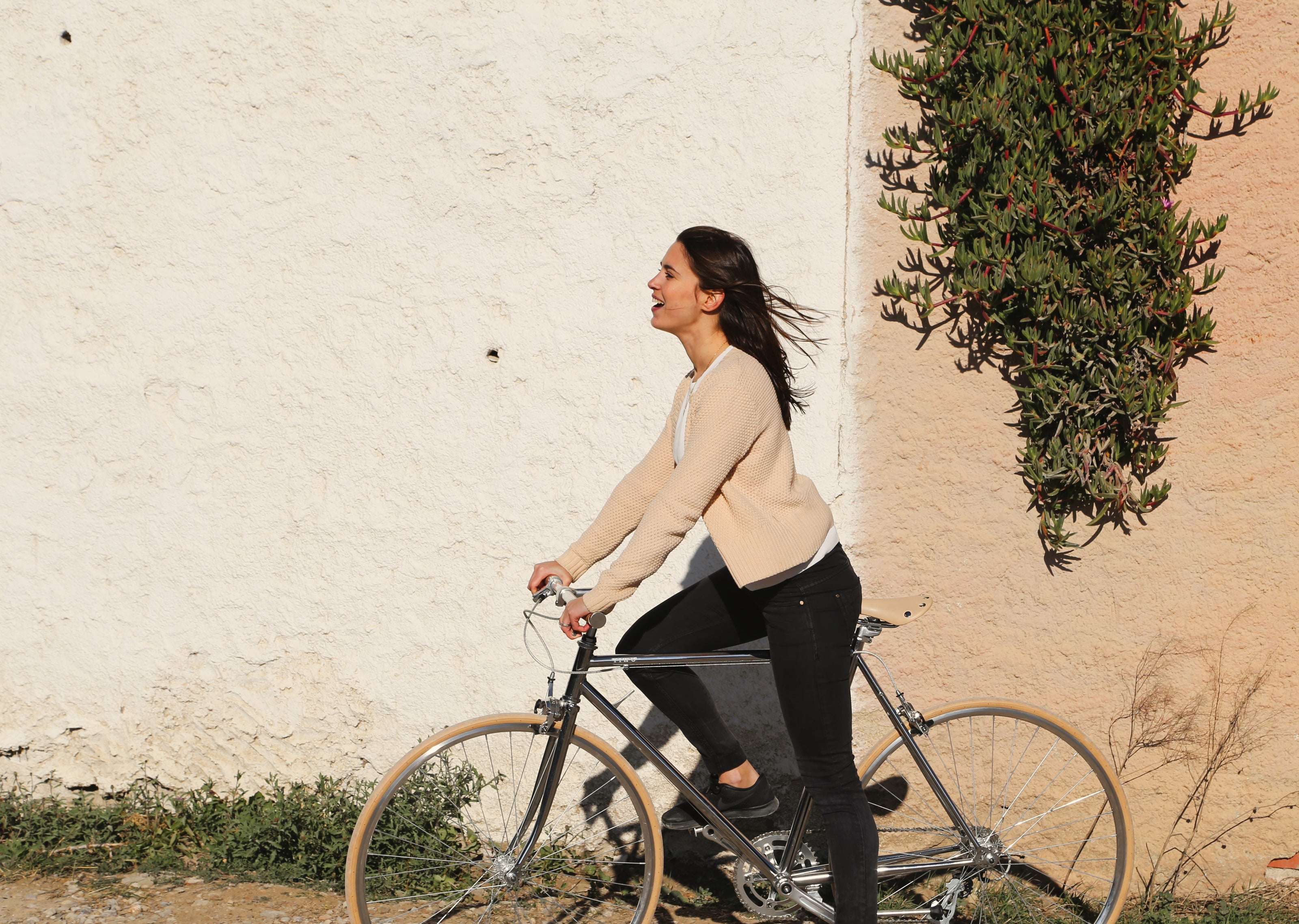 Built around a high-quality, handmade steel frame with lugged forks. The 8-speed Shimano gears allow maximum flexibility in city traffic, while renowned quality components ensure high safety and comfort.